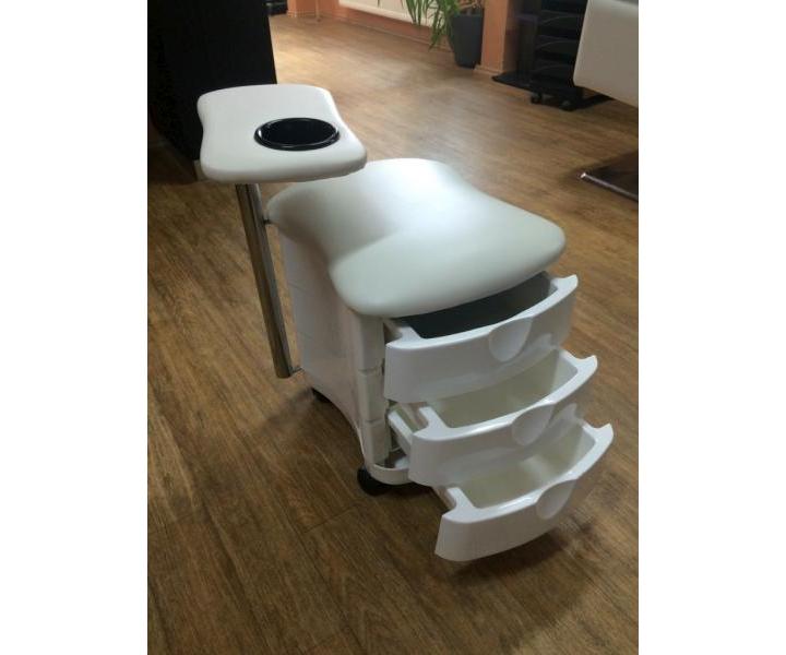 Manik�rne a pedik�rne stol�k - 3 z�suvky baz�r