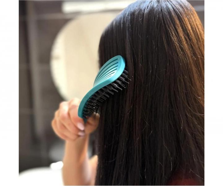 Kefa na roz�es�vanie a f�kanie vlasov s divia��mi a nylonov�mi �tetinami Sister Young Ovia Hair Brush - tmavo zelen�