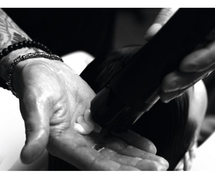 Jemne �istiaci �amp�n pre lesk vlasov Sebastian Professional Trilliance Shampoo - 250 ml