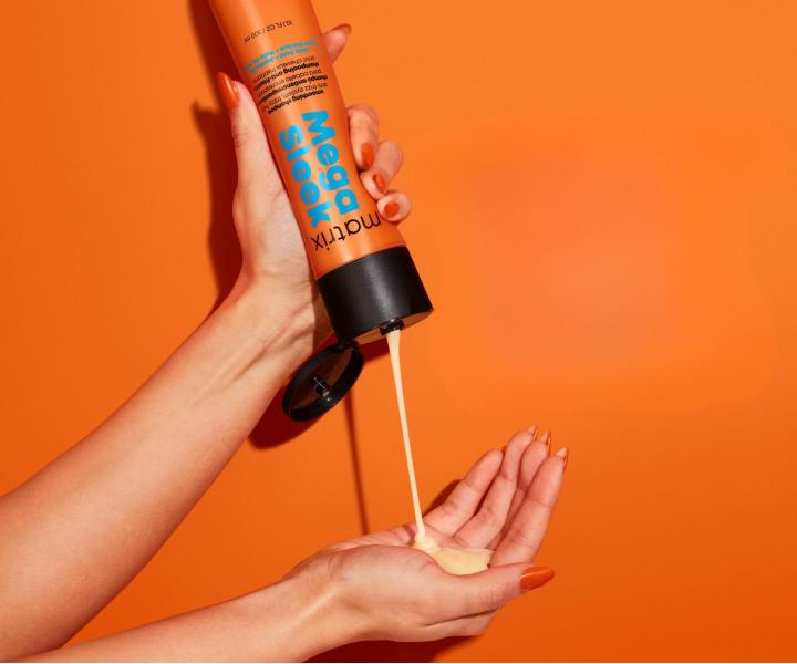 Uhladzuj�ci �amp�n pre nepoddajn� vlasy Matrix Mega Sleek Smoothing Shampoo