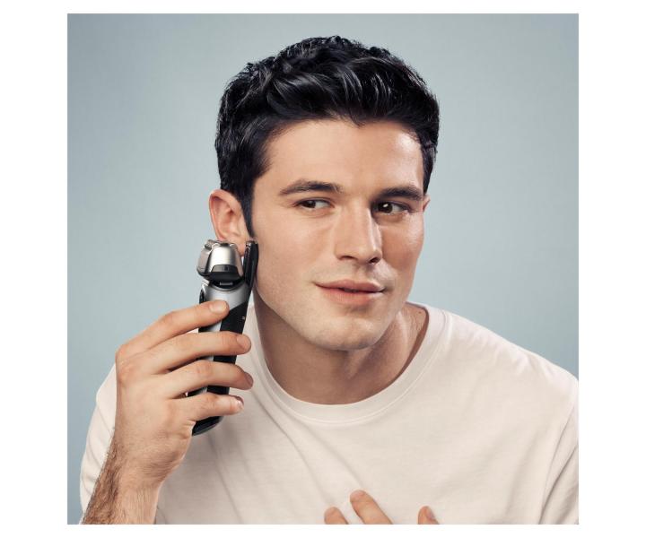 Planetov holiaci strojek s nabjacou a istiacou stanicou Braun Series 8 8467cc - strieborn