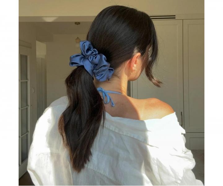 Ozdobn� �if�nov� gumi�ka do vlasov Sister Young Scrunchie Lilu Steel Blue - oce�ovo modr�