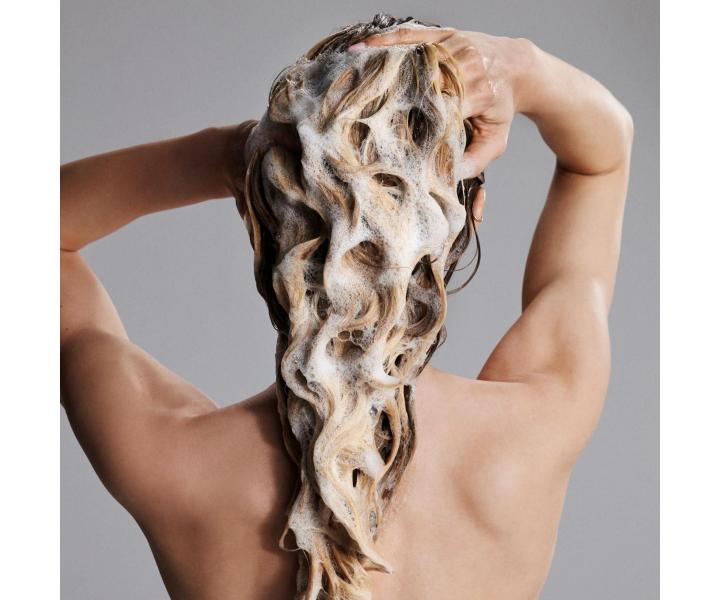 Regenera�n� �amp�n na posilnenie po�koden�ch a farben�ch vlasov Neqi Build Boost Shampoo - 330 ml