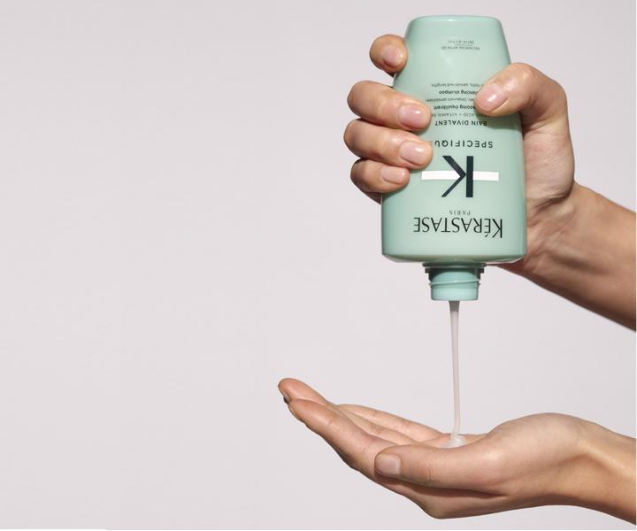 Upokojuj�ci �amp�n pre mastn� korienky a scitliven� d�ky K�rastase Specifique Divalent - 500 ml, n�hradn� n�pl�