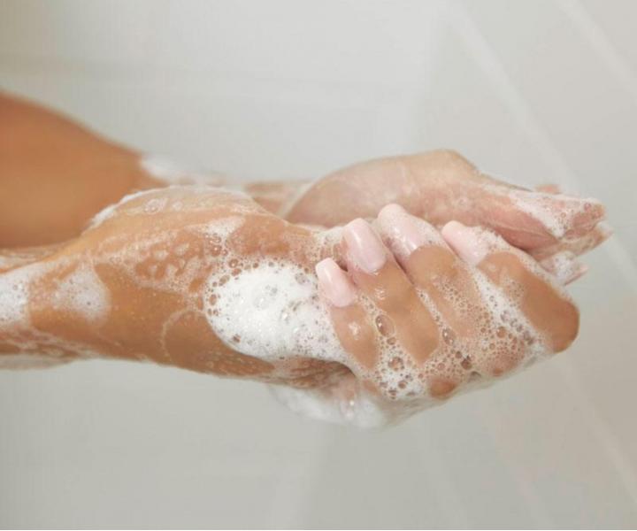 Regeneran ampn a sprchov gl s konopnm olejom Paul Mitchell Tea Tree Hemp