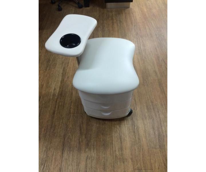 Manik�rne a pedik�rne stol�k - 3 z�suvky baz�r