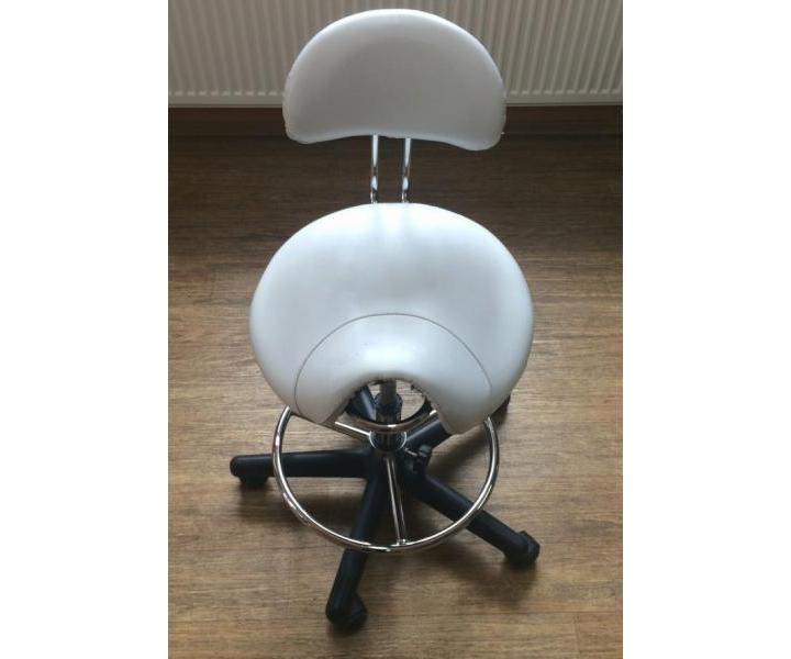 Pedik�rska stoli�ka s opierkou, biela - baz�r