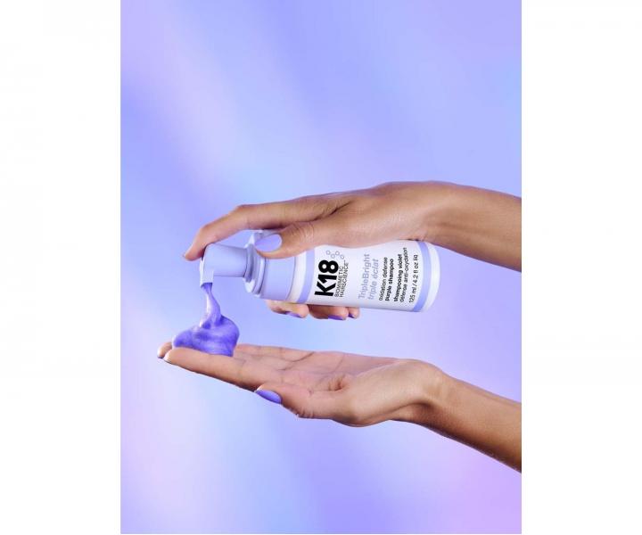 Penov� fialov� �amp�n pre blond a zosvetlen� vlasy s trojit�m ��inkom K18 TripleBright Purple Shampoo - 125 ml