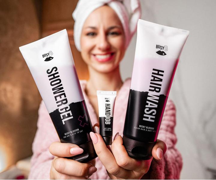 Darekov sada pre kompletn starostlivos o telo a vlasy BusyB Shower Set  Becky Blossom
