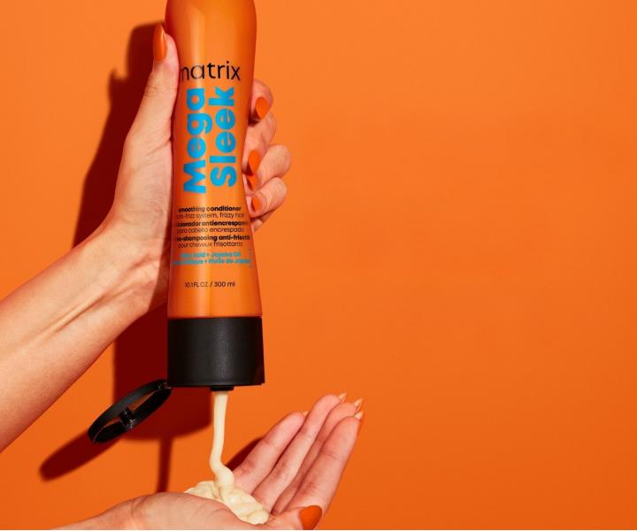 Uhladzuj�ci starostlivos� pre nepoddajn� vlasy Matrix Mega Sleek Smoothing Conditioner - 300 ml