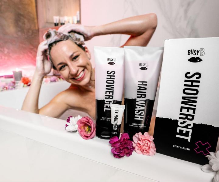 Darekov sada pre kompletn starostlivos o telo a vlasy BusyB Shower Set  Becky Blossom