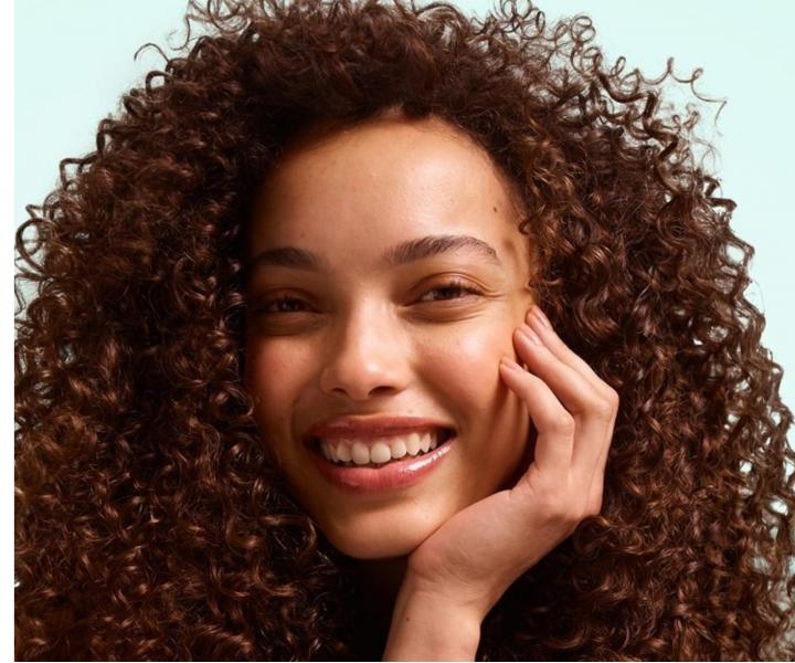 Hydrata�n� bezoplachov� sprej pre such� vlnit� a ku�erav� vlasy Garnier Fructis Curls Method Shape Refresh Step 4 - 150 ml