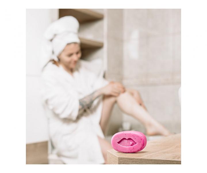 Peelingov mydlo BusyB SkinShedder Becky Blossom - 100 g