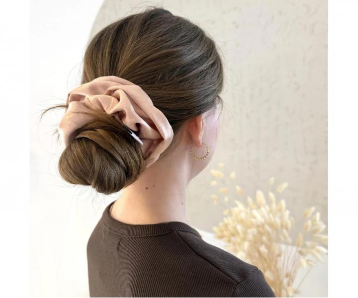 Ozdobn� sat�nov� gumi�ka do vlasov Sister Young Scrunchie Lilu Champagne - �ampa�