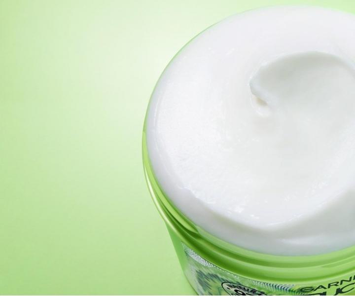 Hydrata�n� maska ​​pre mastn� korienky a such� vlasy Garnier Fructis Hydra-Refreshing Kiwi Menthol Hair Food - 400 m