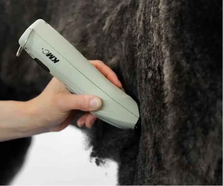Profesion�lny stroj�ek na zvieraciu srs� Wahl Professional KMC+ Cord/Cordless Clipper - mentolovo zelen�