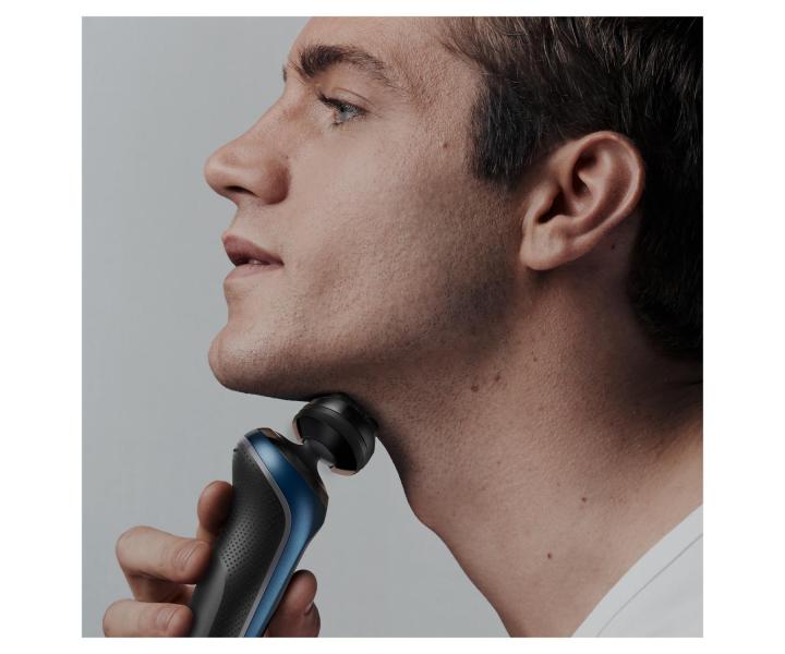 Plan�etov� holiaci stroj�ek s nab�jacou a �istiacou stanicou Braun Series 6 61-B7500cc - modr�