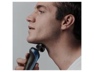 Plan�etov� holiaci stroj�ek s nab�jacou a �istiacou stanicou Braun Series 6 61-B7500cc - modr�