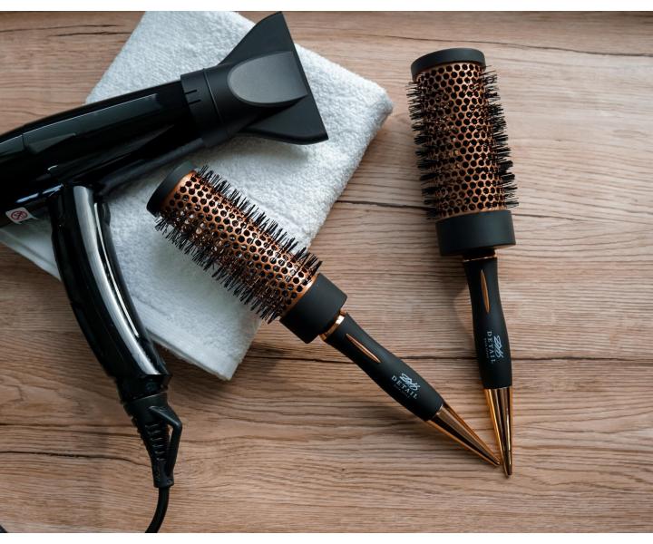 Okr�hla f�kacia kefa s nylonov�mi �tetinami Detail - Hair style Round Brush