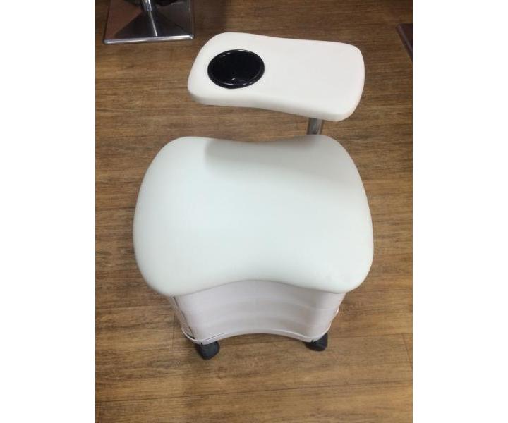 Manik�rne a pedik�rne stol�k - 3 z�suvky baz�r