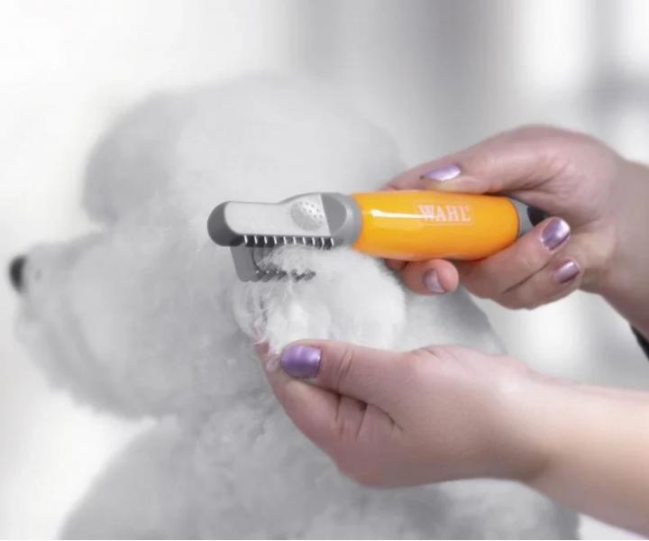 Trimovac� kefa na odstr�nenie zamotan�ch chlpov Wahl Professional Dematter 58446 - oran�ov�