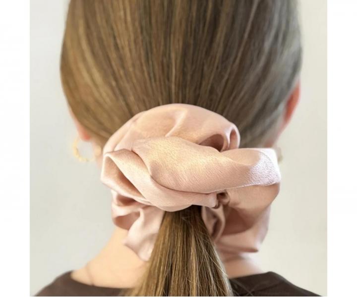 Ozdobn� sat�nov� gumi�ka do vlasov Sister Young Scrunchie Lilu Champagne - �ampa�